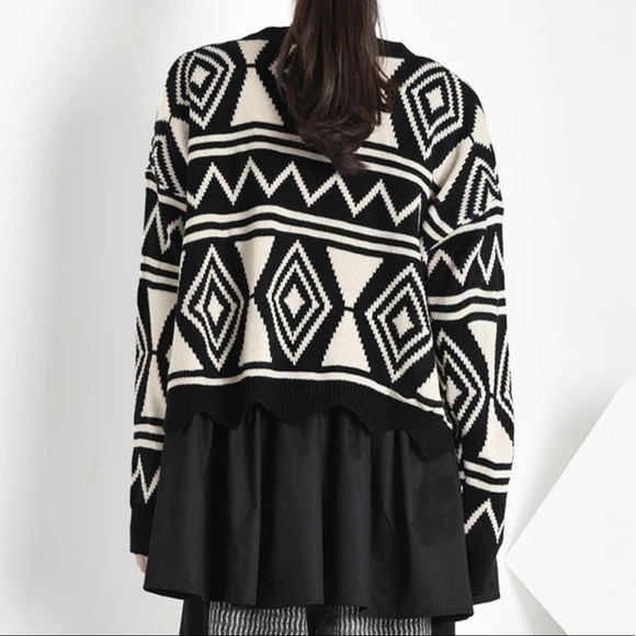 The Ronelah Abstract Tail Sweater - Picture 5 of 8